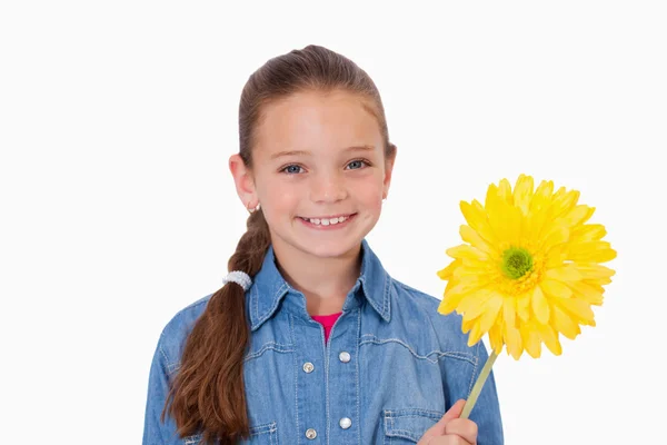 노란 꽃을 들고 있는 소녀 — 스톡 사진
