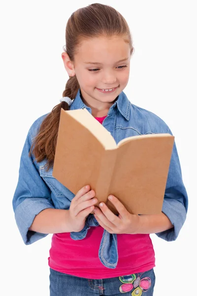 一个冷静的女孩，读一本书的肖像 — 图库照片