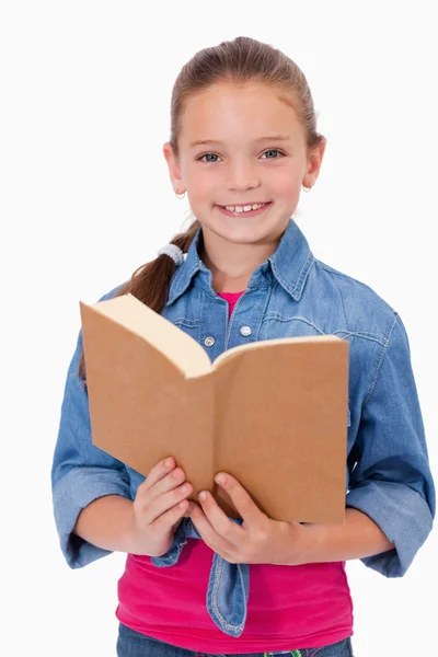 Potret seorang gadis pintar membaca buku — Stok Foto