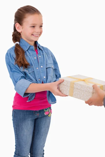 Retrato de una niña recibiendo un regalo —  Fotos de Stock