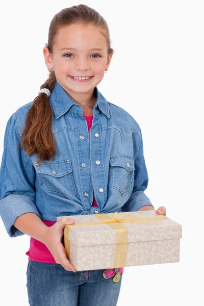 Portrait of a girl holding a gift box — Stock Photo, Image