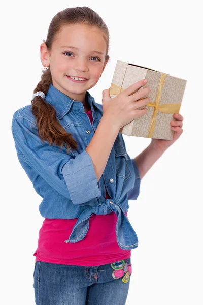 Portrait of a happy girl holding a gift box — Stock Photo, Image