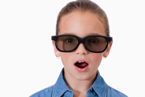 Menina surpresa usando óculos de sol — Fotografia de Stock