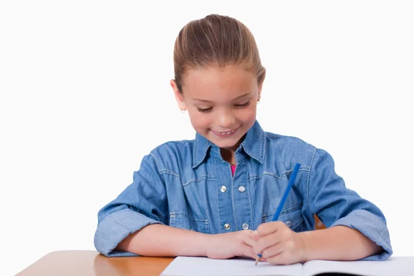 Kleines Mädchen schreibt — Stockfoto