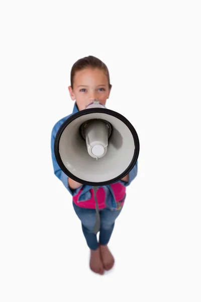 Портрет девушки, говорящей через мегафон — стоковое фото