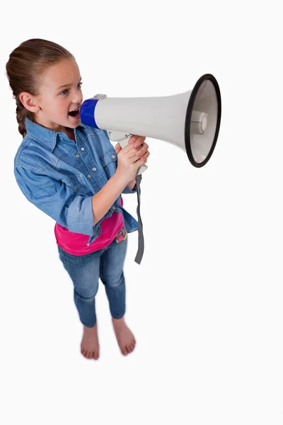 Ritratto di una ragazza carina che parla attraverso un megafono — Foto Stock