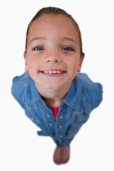 Kameraya gülümseyen bir oynak kız portresi — Stok fotoğraf