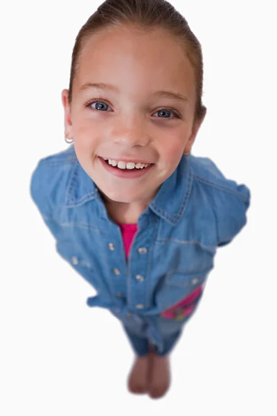 カメラで笑っている女の子の肖像画 — ストック写真