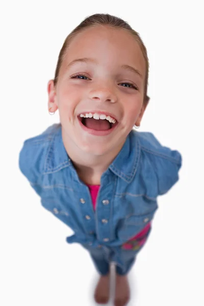 Портрет веселой девушки, улыбающейся в камеру — стоковое фото