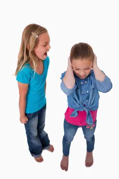 Retrato de una chica gritándole a su amigo — Foto de Stock