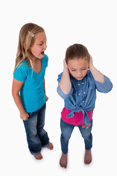 Retrato de uma menina infeliz gritando com seu amigo — Fotografia de Stock