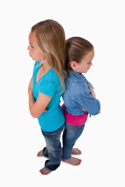 两个女孩站在背靠背的肖像 — 图库照片