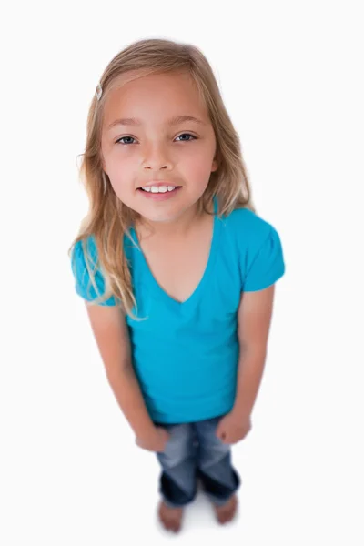 Portret van een schattig meisje kijkend naar de camera — Stockfoto