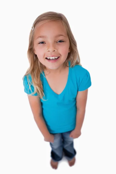 Portret van een schattig meisje glimlachen naar de camera — Stockfoto