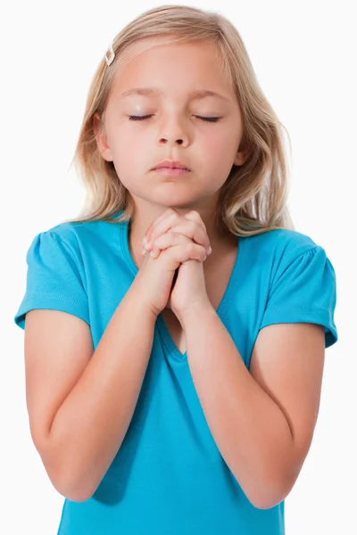 Портрет молодой девушки, молящейся — стоковое фото