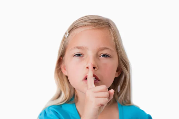 Młoda dziewczyna prosi o ciszę — Zdjęcie stockowe