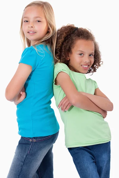 Πορτρέτο του ευτυχής κορίτσια που στέκονται πλάτη με πλάτη — Φωτογραφία Αρχείου