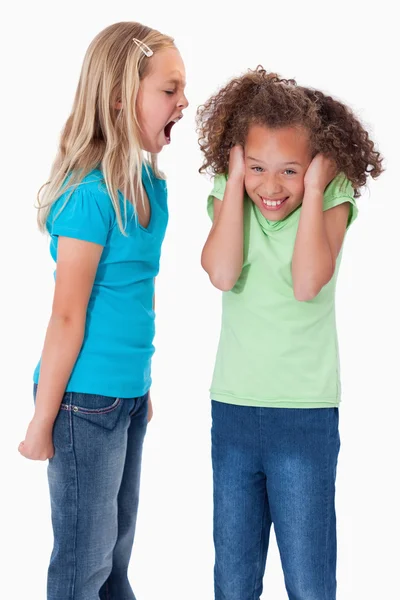 Retrato de una chica enojada gritándole a su amiga — Foto de Stock