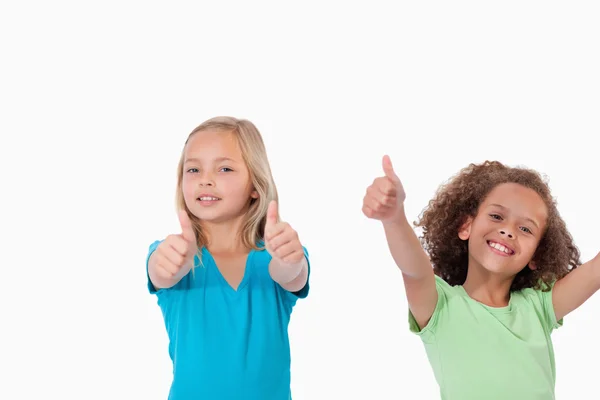Meninas alegres com os polegares para cima — Fotografia de Stock