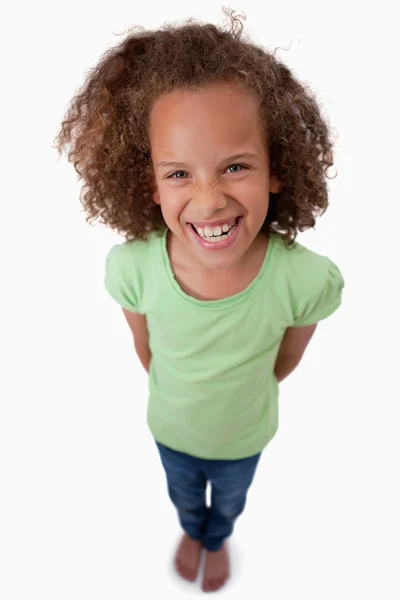 Portret van een gelukkig meisje glimlachen naar de camera — Stockfoto