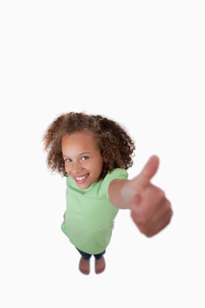 Retrato de uma menina feliz com o polegar para cima — Fotografia de Stock