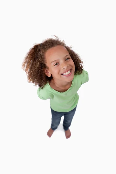 Portrét roztomilý hravý dívky se usmívá na kameru — Stock fotografie