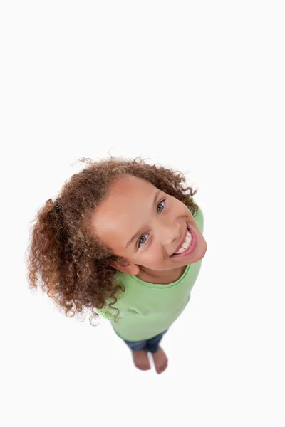 Retrato de uma menina sorrindo para a câmera acima dela — Fotografia de Stock