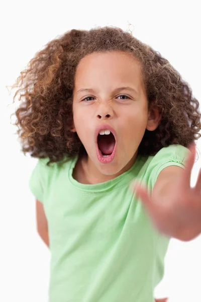 Retrato de uma menina irritada dizendo pare com a mão — Fotografia de Stock