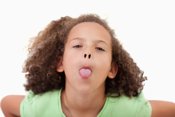 Menina bonito saindo de sua língua — Fotografia de Stock