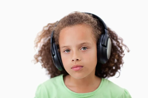 Spokojna dziewczyna, słuchanie muzyki — Zdjęcie stockowe