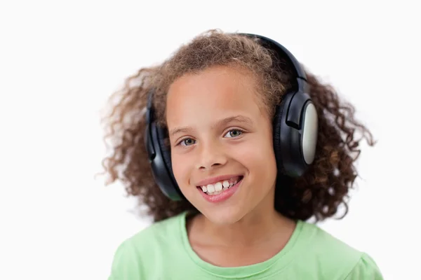 Gelukkig meisje luisteren naar muziek — Stockfoto