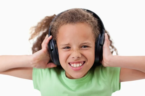 Söt flicka lyssna på musik — Stockfoto