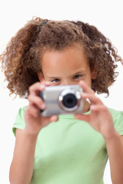 Porträtt av en flicka som tar en bild — Stockfoto