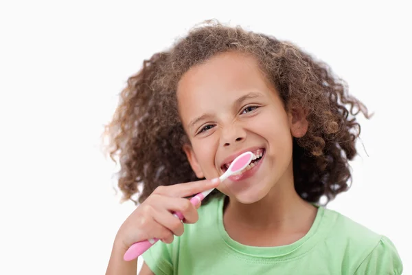 Leende flicka borsta hennes tänder — Stockfoto