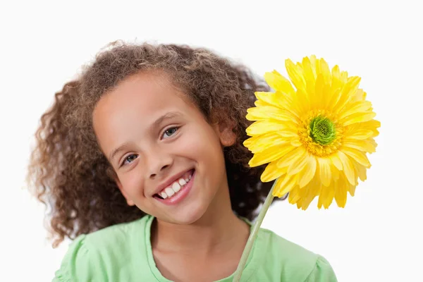 Roztomilá dívka drží květ — Stock fotografie