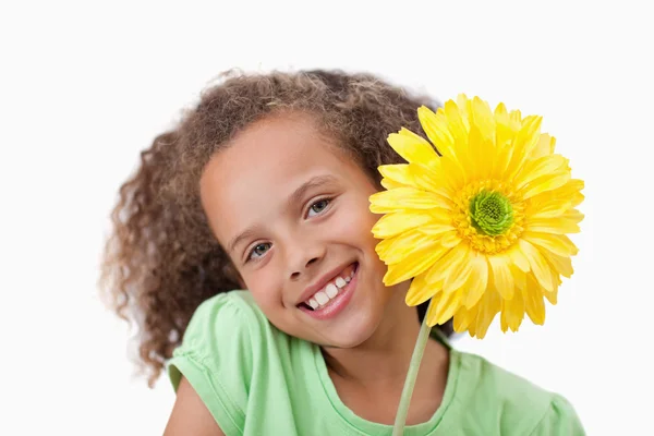 어린 소녀는 꽃을 들고 — 스톡 사진