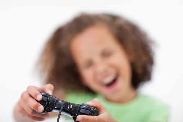 Menina sorridente jogando um jogo de vídeo — Fotografia de Stock