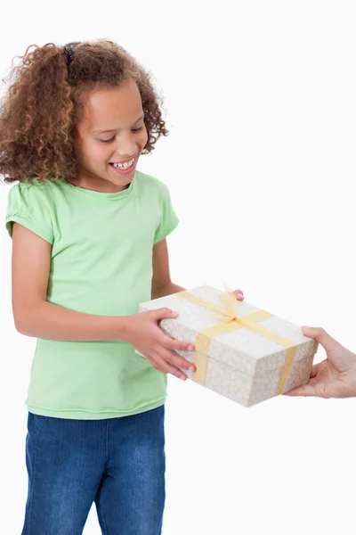Porträtt av en ung flicka som tar emot en present — Stockfoto