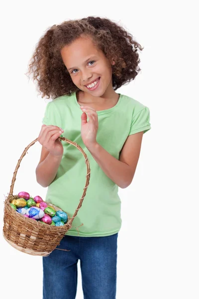 Retrato de uma menina bonito segurando uma cesta cheia de ovos de Páscoa — Fotografia de Stock