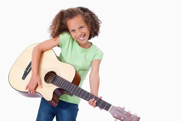 Boldog lány gitározni — Stock Fotó