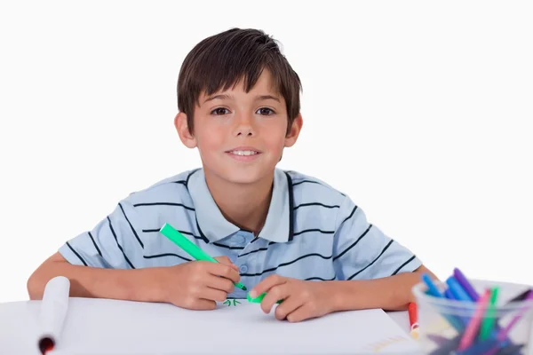 Счастливый мальчик рисует — стоковое фото