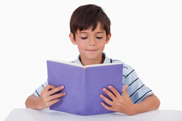 Εστιασμένη αγόρι, διαβάζοντας ένα βιβλίο — Φωτογραφία Αρχείου