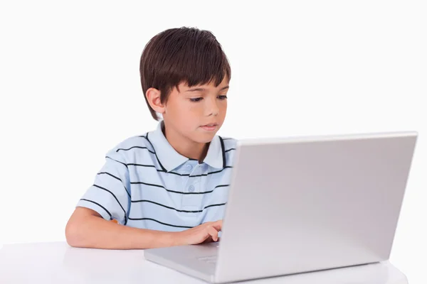 Menino usando um laptop — Fotografia de Stock