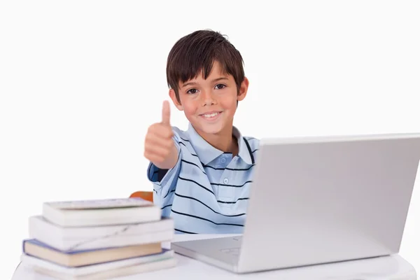 Jongen met behulp van een laptop met de duim omhoog — Stockfoto