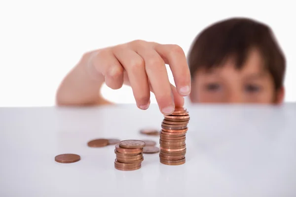 Petit garçon comptant sa monnaie — Photo
