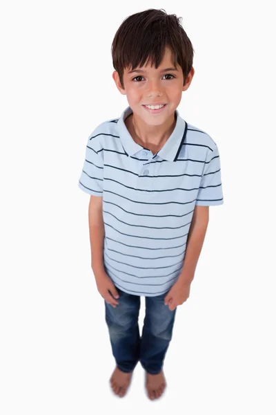 Πορτρέτο του ένα αγόρι χαμογελά στη φωτογραφική μηχανή — Φωτογραφία Αρχείου
