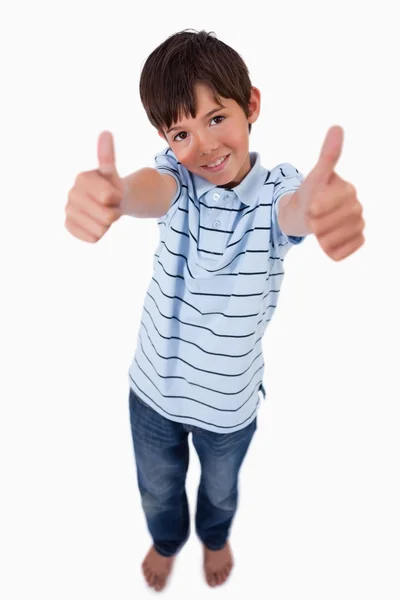 Ritratto di un ragazzo che sorride alla telecamera con i pollici in alto — Foto Stock