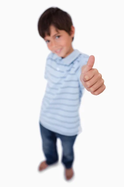 Πορτρέτο του ένα ευτυχισμένο αγόρι χαμογελά στη φωτογραφική μηχανή με τον αντίχειρα επάνω — Φωτογραφία Αρχείου
