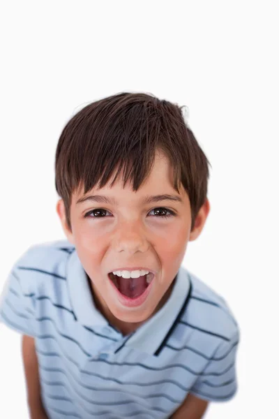 Портрет мальчика, кричащего на зрителя — стоковое фото