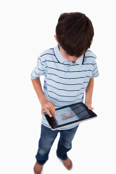 Portret van een jongen met behulp van een tablet pc — Stockfoto